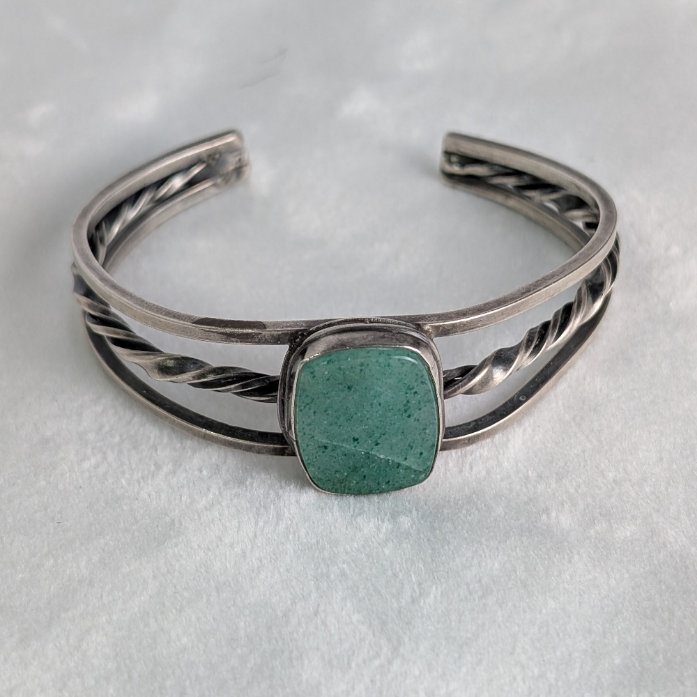 ☘️Silver Colored Bracelet with Green Stone Accent